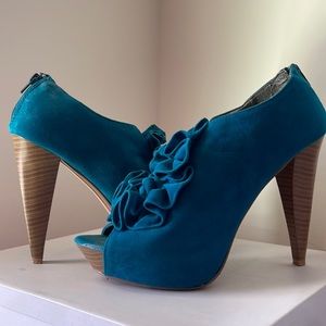 Charlotte Russe Size 8 Teal velvet with wooden heel